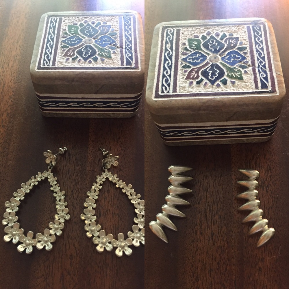 Bundle of two earrings
